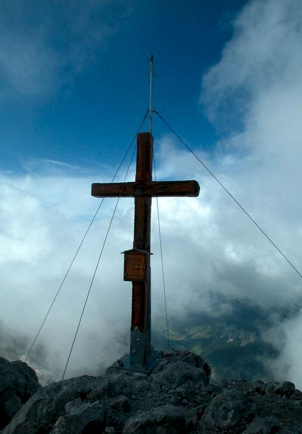 Pointe Percée - wooden cross on top