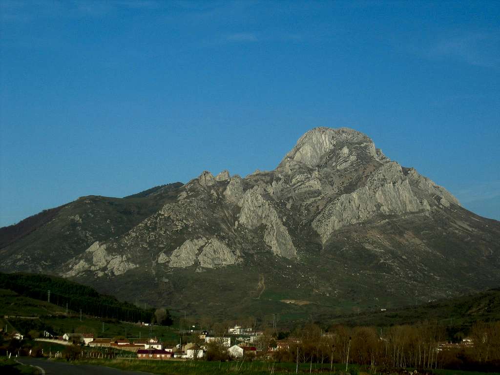 Fontún peak view from Casares river valley (West)