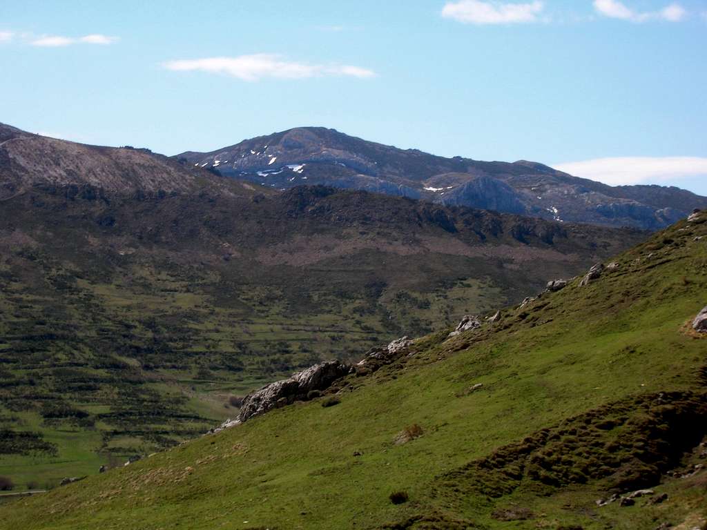 Cerro Pedroso (1909 m) seen at the slopes to the Perreras col