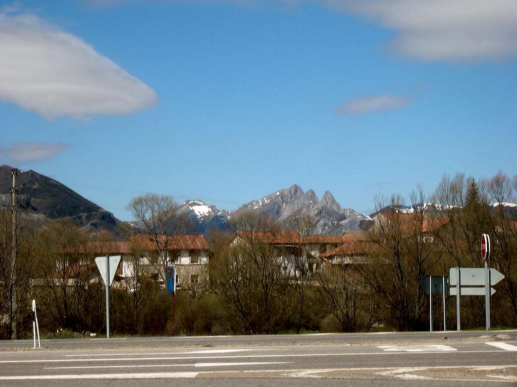 View of the peaks from Villamanín