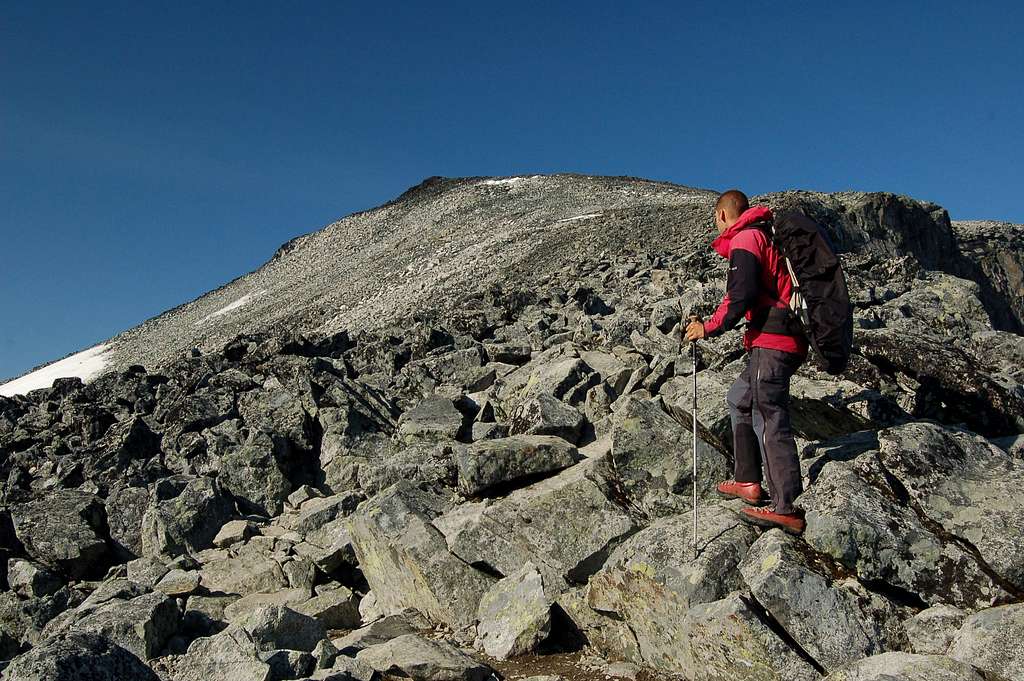 Climb to Keihaus topp (2355m) on route to Galdhøpiggen's Summit
