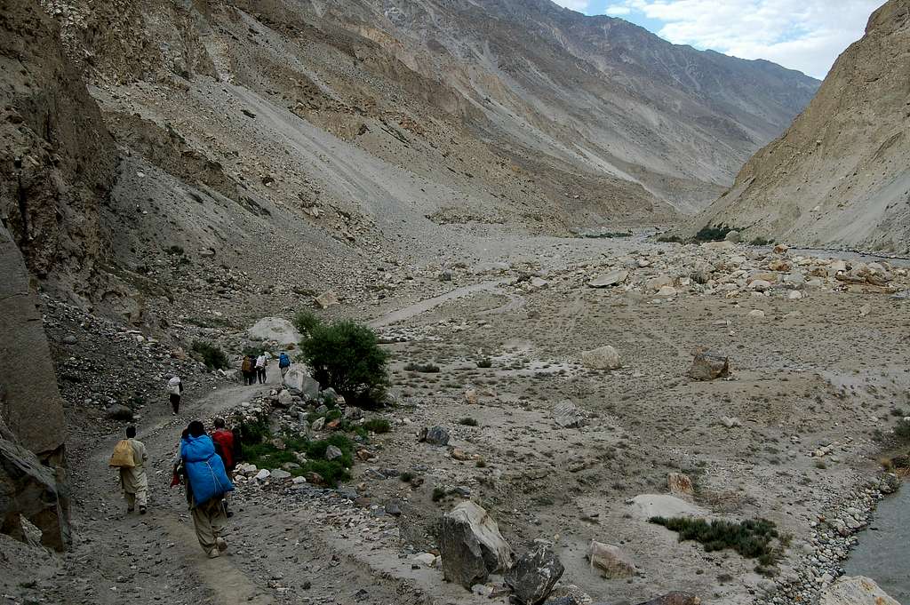 Trek from village of Huru to Hispar with porters