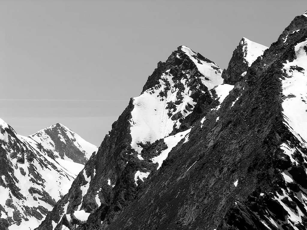 La Becca Nera (3263 m) e la Becca Bianca (3261 m) versante est