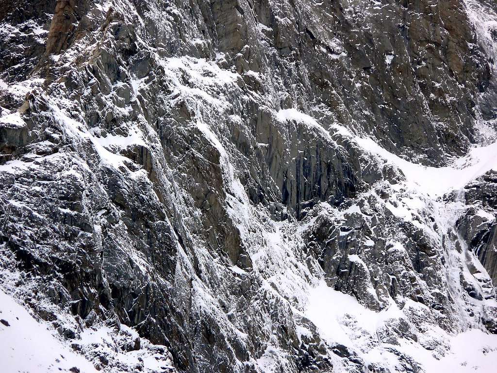 La parete est delle Grandes Jorasses (4208 m)