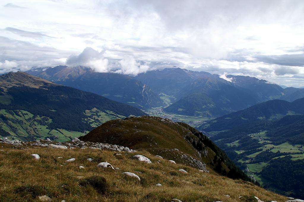 View from the summit across the east ridge towards Sterzing / Vipiteno
