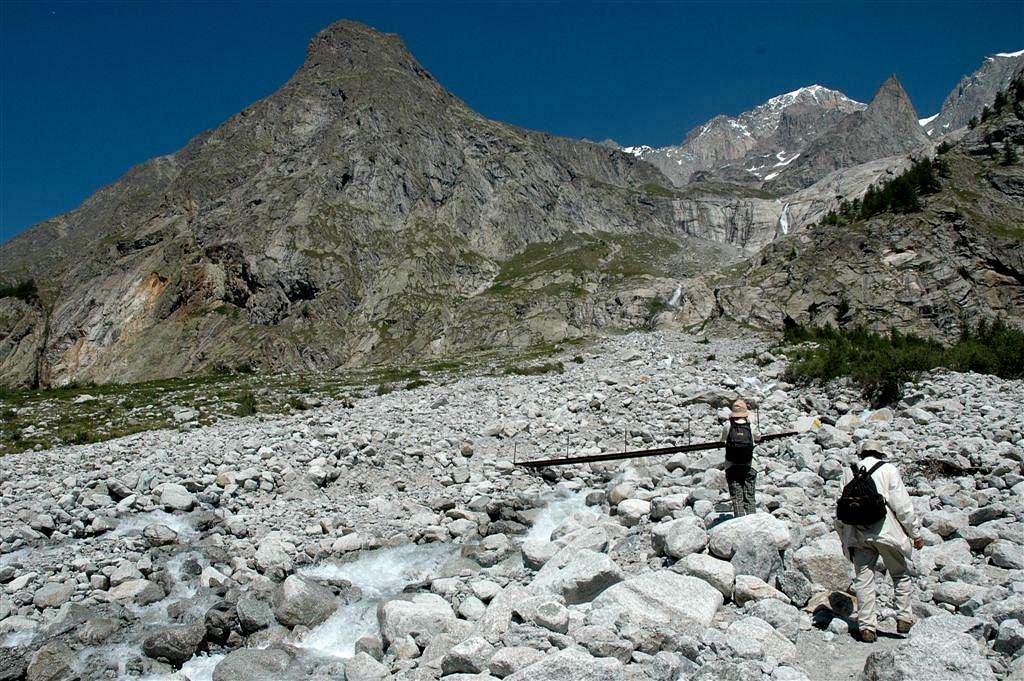 Over a small bridge to Monzino Hut (photo by OM)