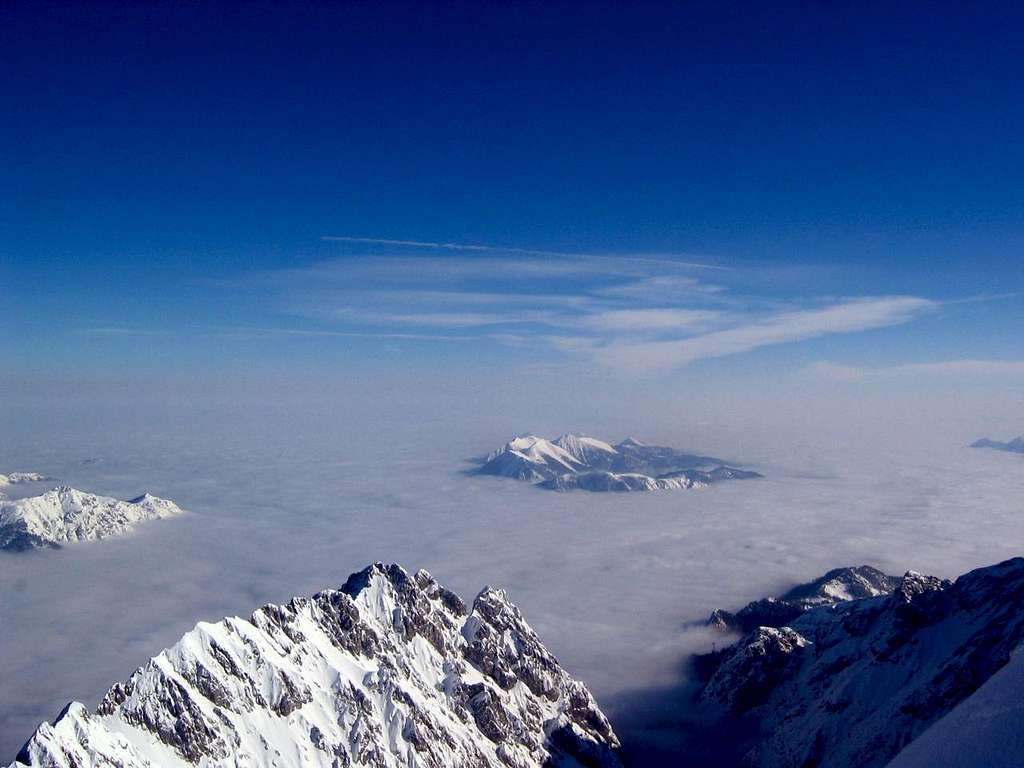 Jubiläumsgrat in Winter: Above the Clouds