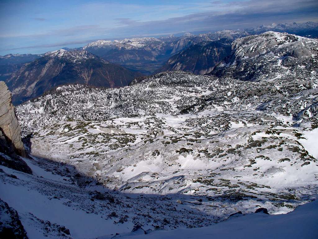Krippenstein (2109 m) on the right, Sarstein (1975 m)