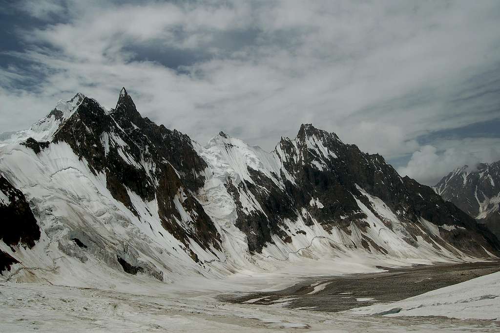 Ridge along the southern side of the East Jutmo Glacier