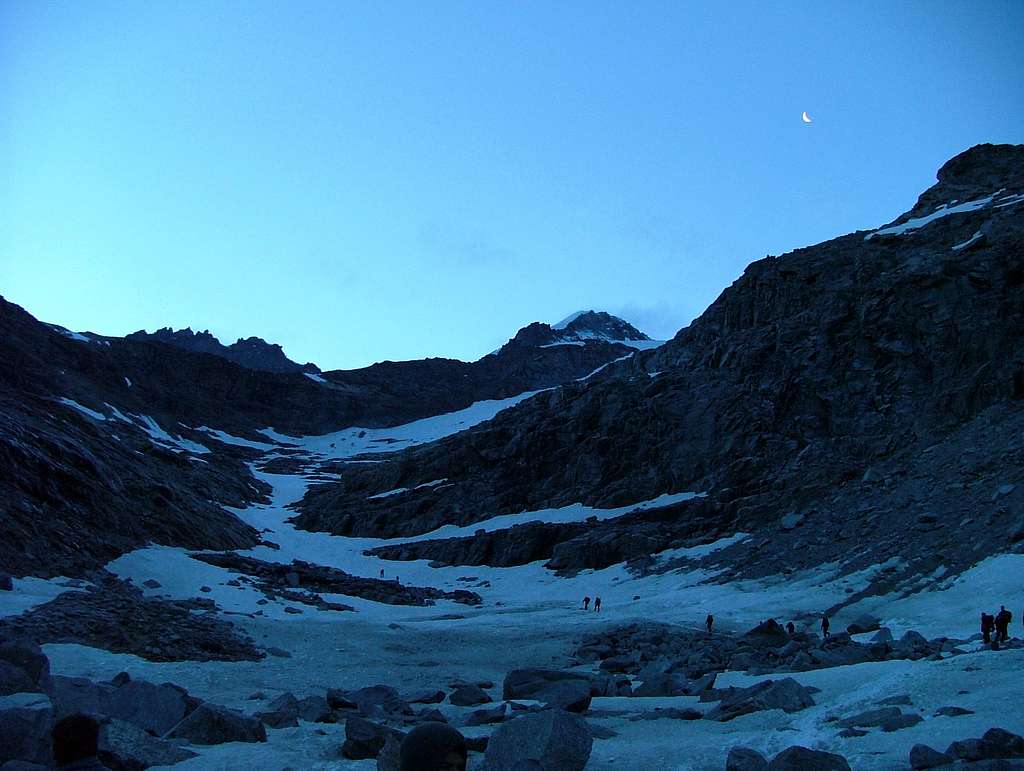 People on the way up the crowded normalroute at Gran Paradiso with first daylight