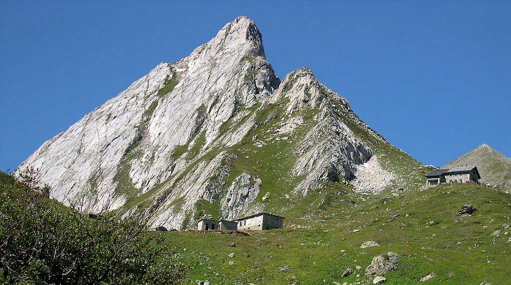 The eastern spur of Pyramids Calcaires <br> and  Elisabetta Soldini Hut