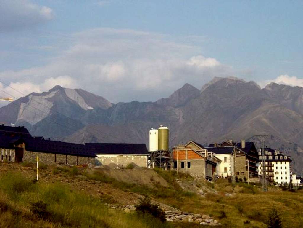 View of Picos del Infierno...