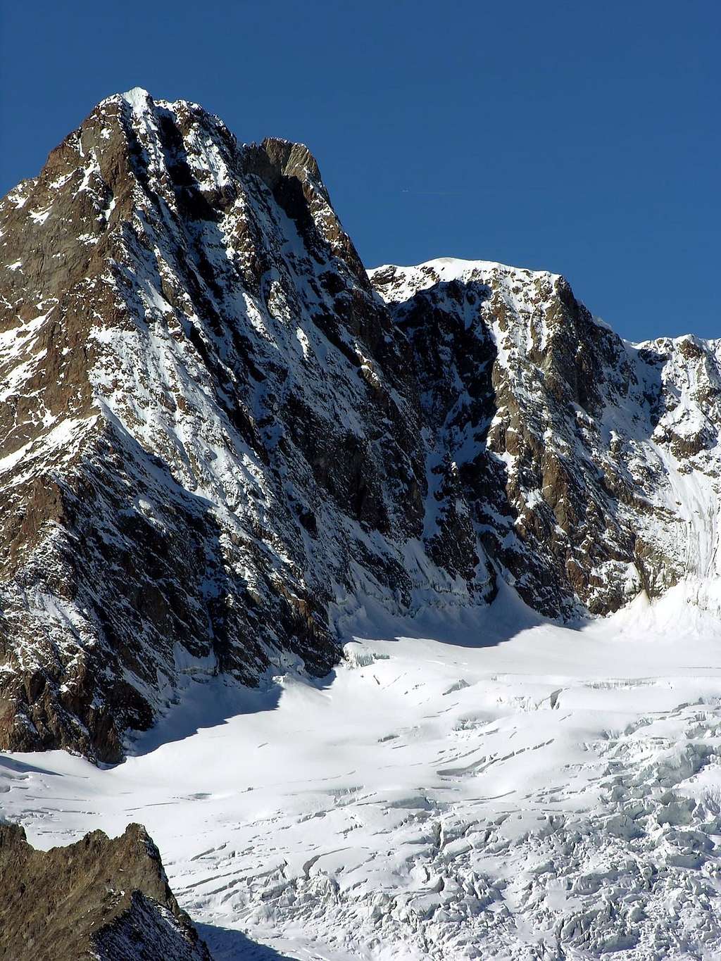 Il versante nord est dell'aiguille des Glacier (3816 m)