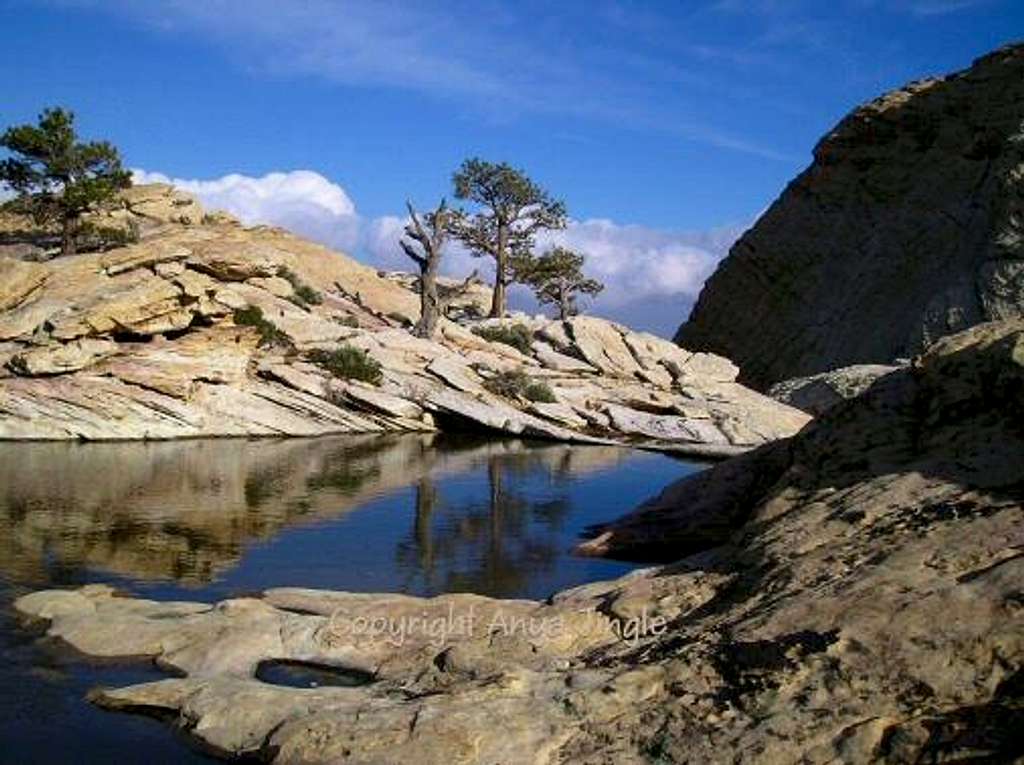 Tinaja below summit pyramid