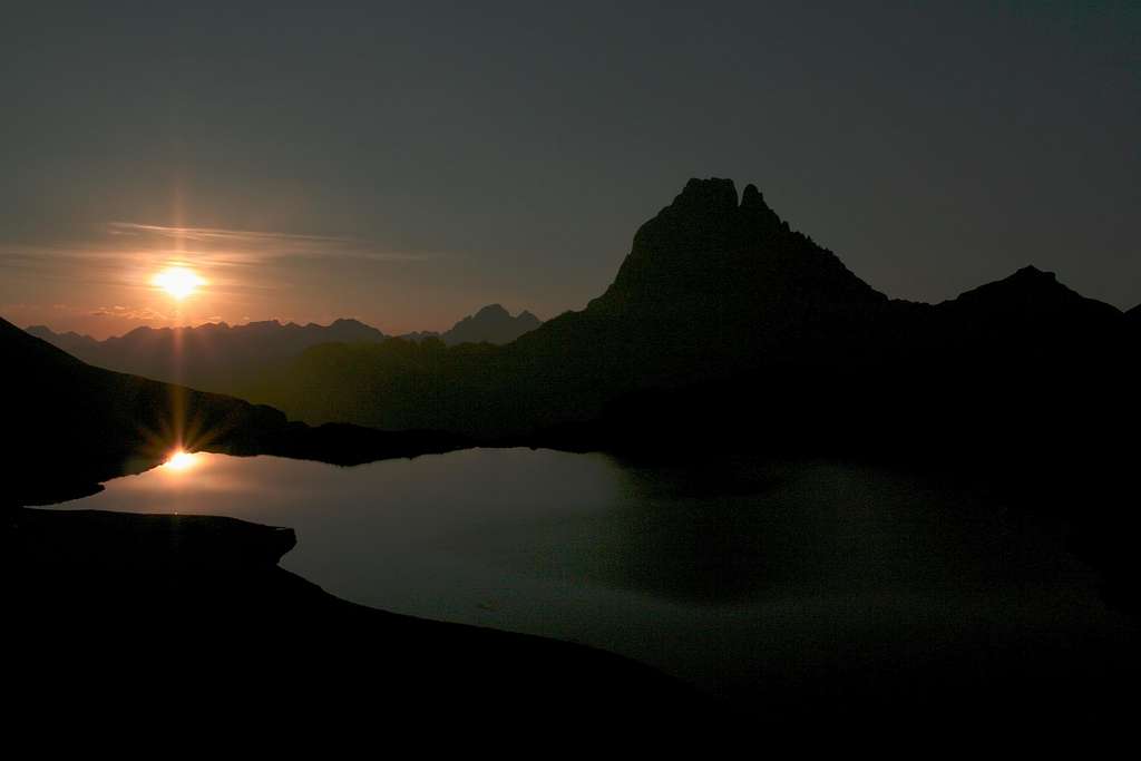 pic du midi d'ossau au levé de soleil