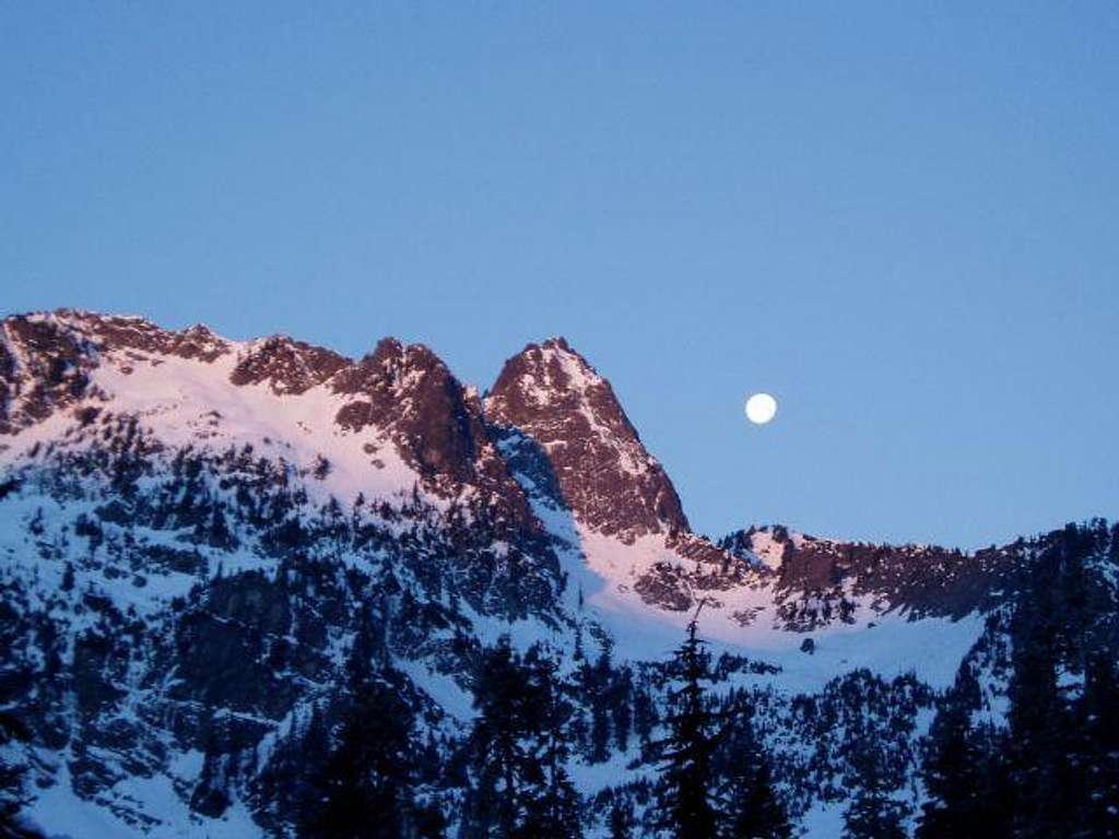Moon set over Chair Peak