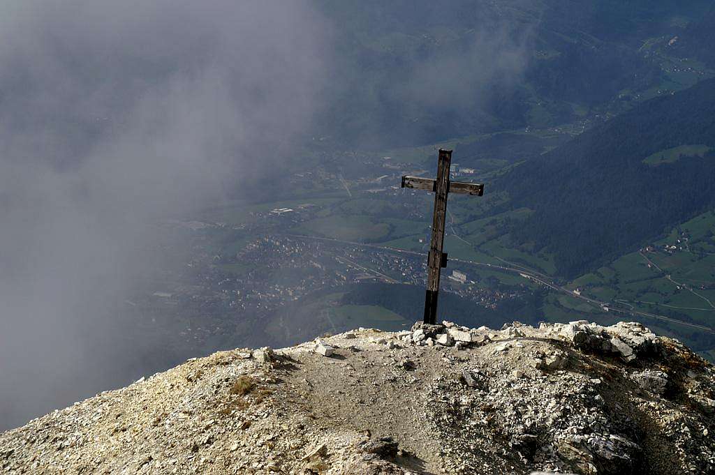 Looking across the summit cross to Sterzing, 2000m underneath