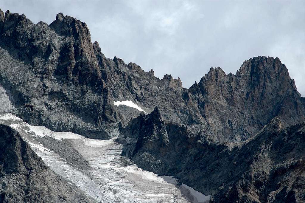 Rochers Rouges, Tête de Charrière