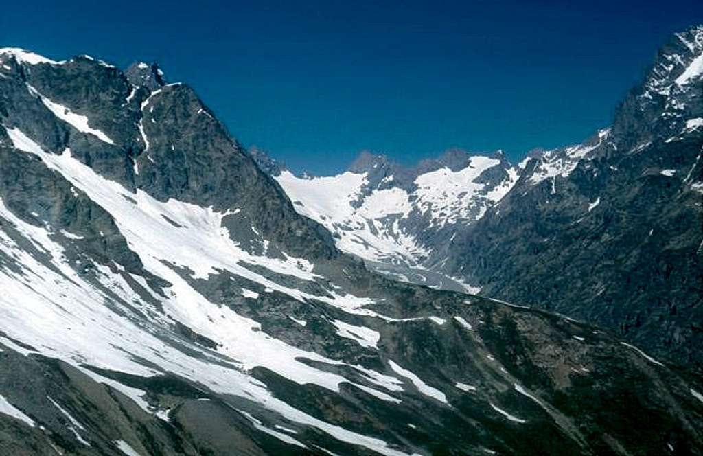 Grande Ruine (left), Pics Sud...