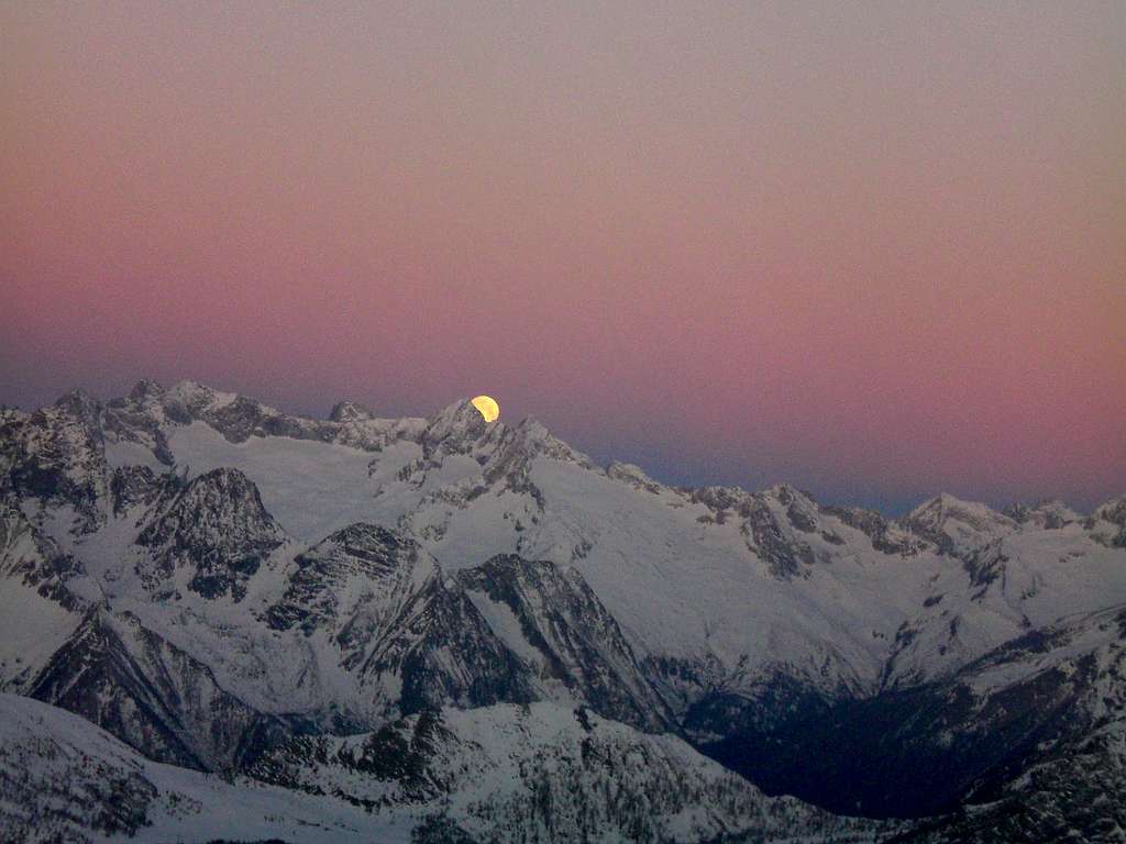 Falling Moon from Pizzo Scalino