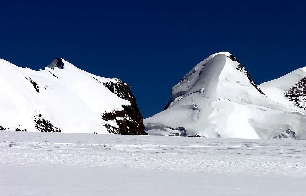 Il Lyskamm occidentale W. (4480 m) and orientale E. (4527 m)