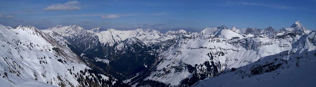 Summit view Zeiger towards the Vilsalplsee Mountains
