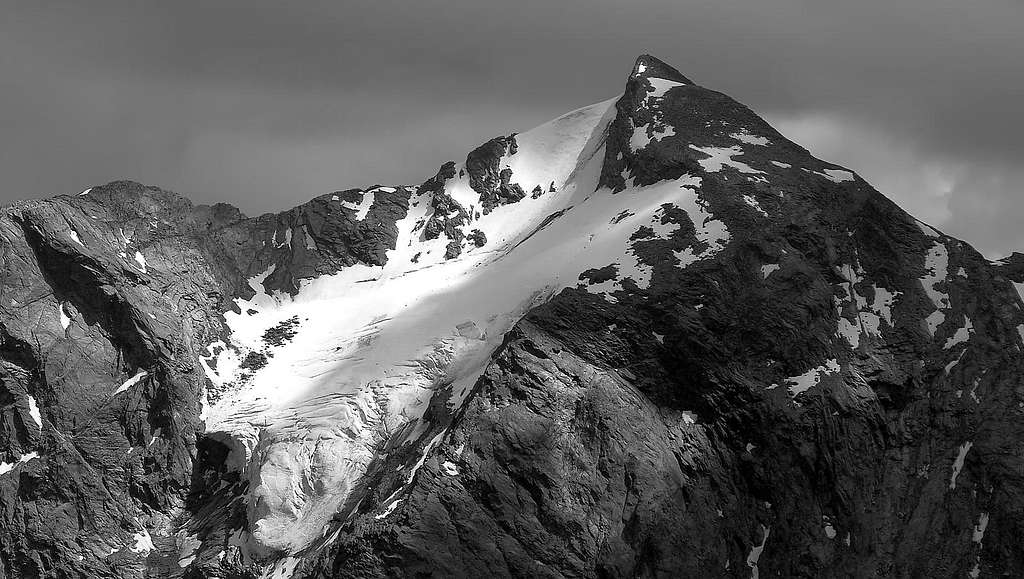 <b>B&W</b> Il versante nord ovest del monte Paramont (3301 m)