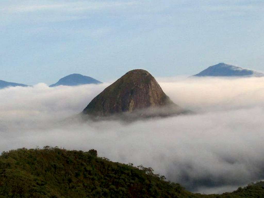 Pico do Alcobaça arising