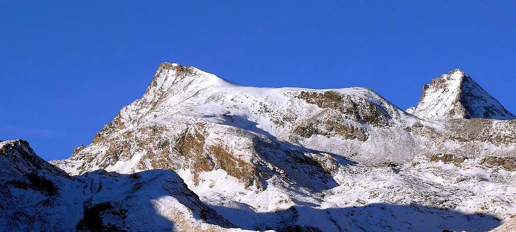 La punta Rossa della Grivola (3630 m) e la Grivola (3969 m), versanti est