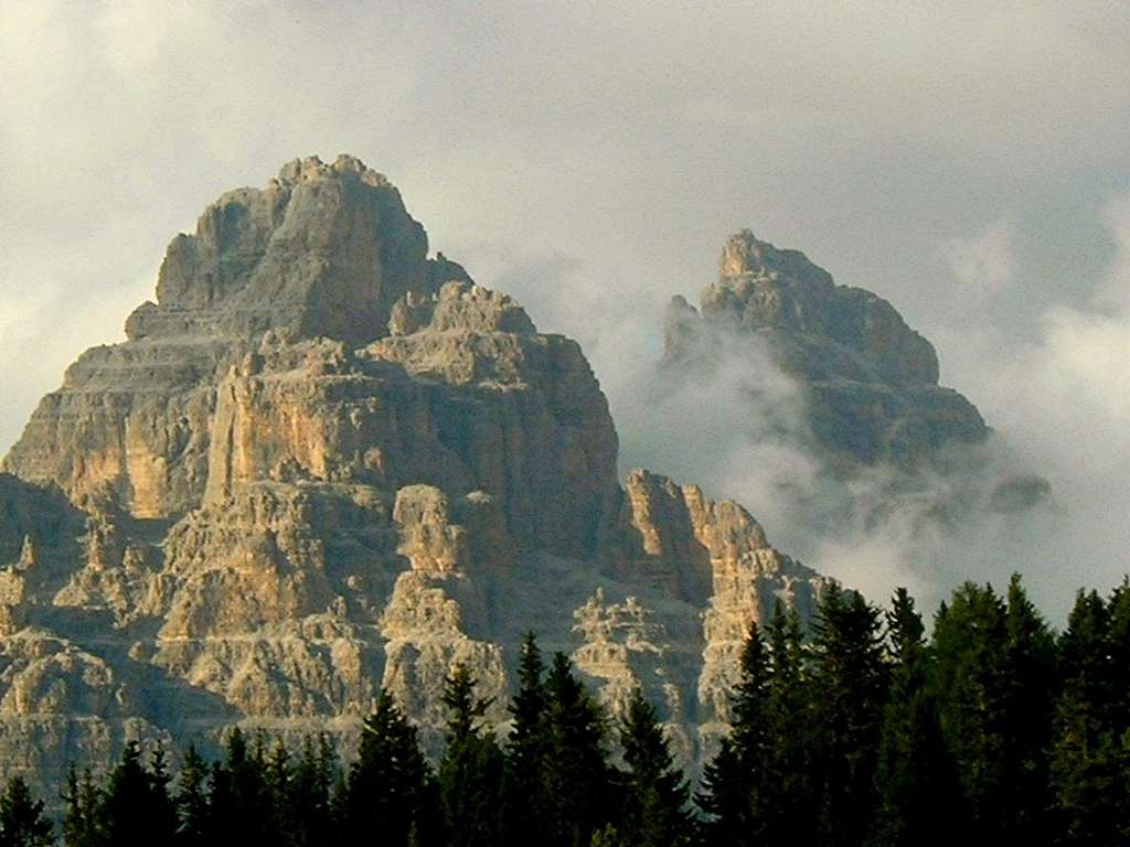 Tre Cime di Lavaredo (Drei Zinnen) (2999 m)  from SW.