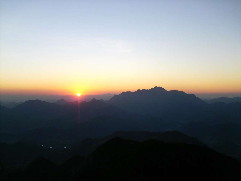 Sunrise from Três Picos ascent