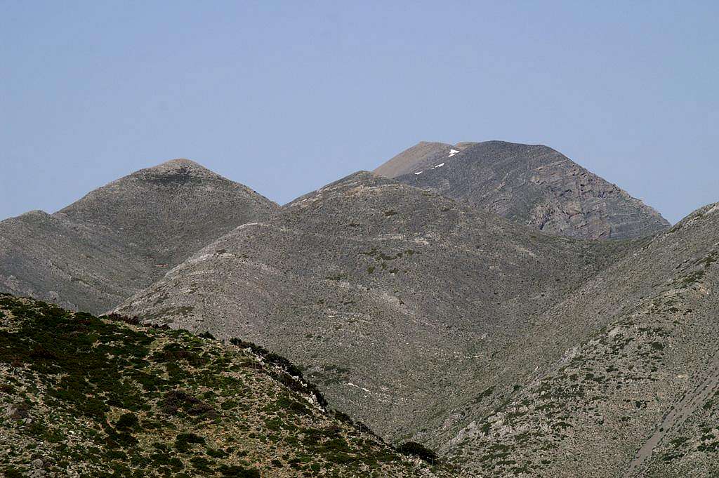 Mavri (1828m) in front of  Melindaou (2133m)