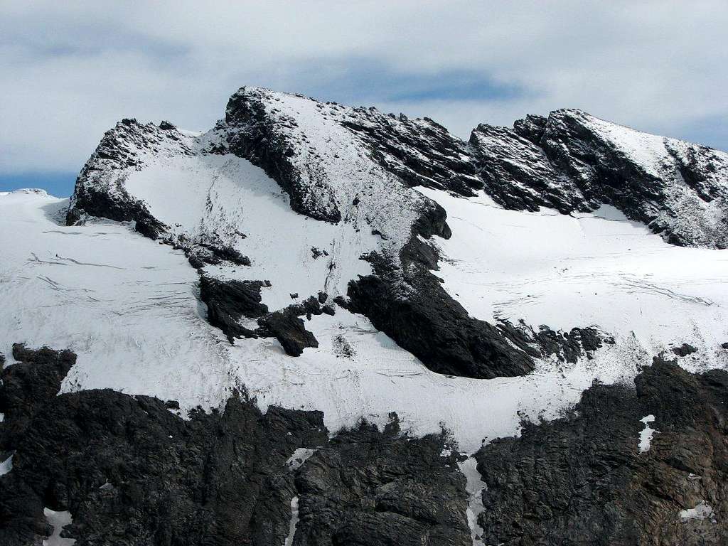 Grosser Happ, 3350m seen from the ascent on Simonyspitze, 3488m.