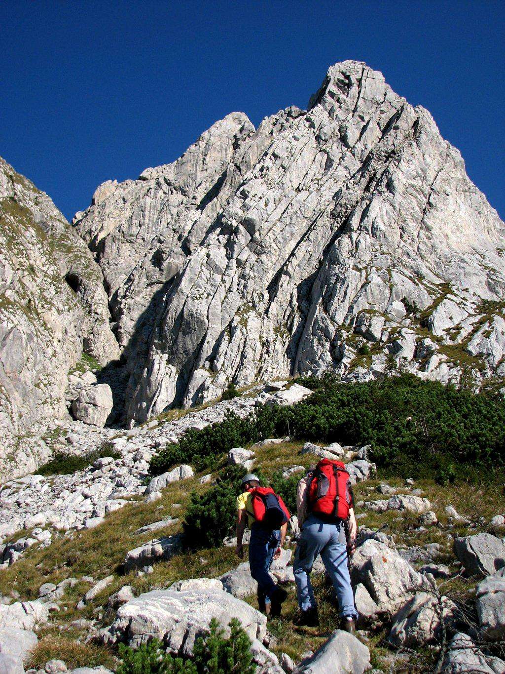 Ascent to the start of ferrata Sentiero senza confini / Weg ohne Grenzen.