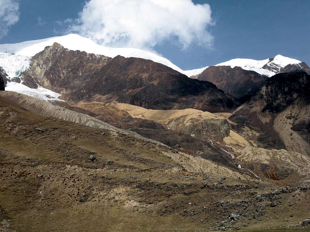 Illimani seen from the base camp at 4500 m, 09/18/2007