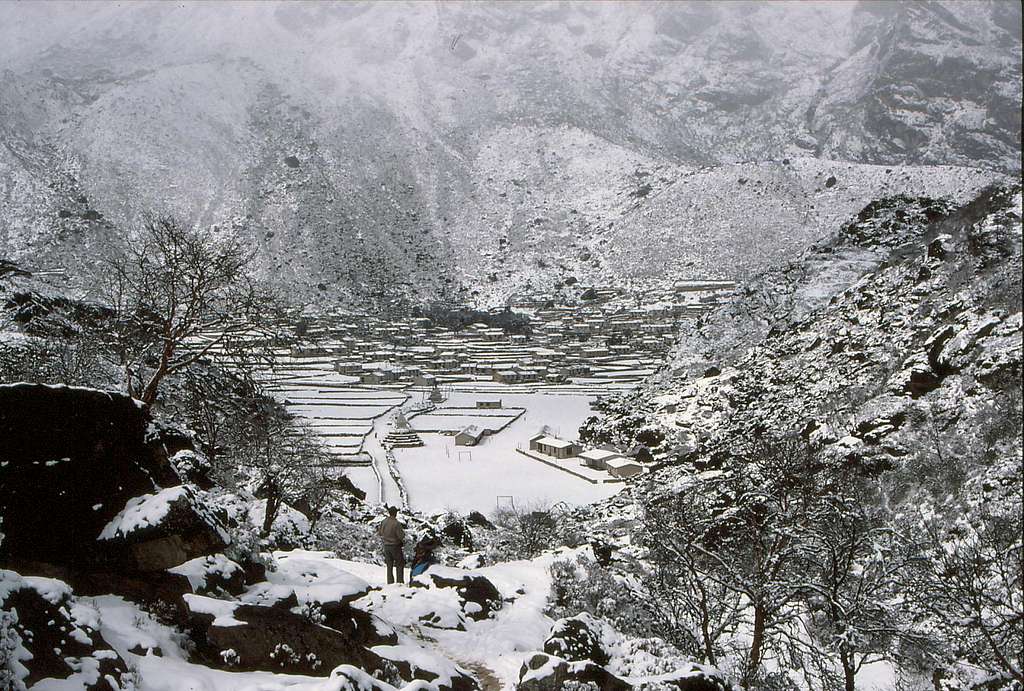 Approaching Khumjung