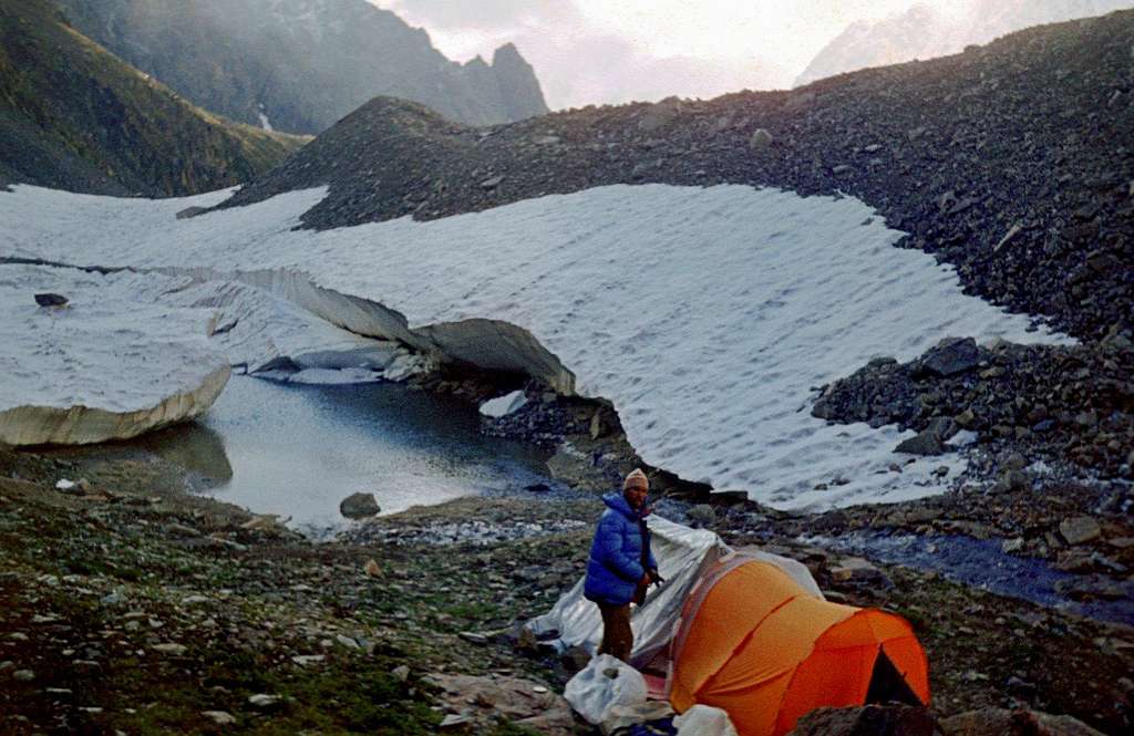 Camp behind the left-bank morraigne of Dykhsu Glacier