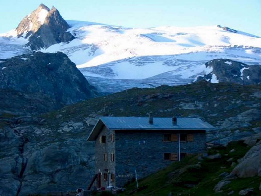 Rifugio Deffeyes with Vedette...