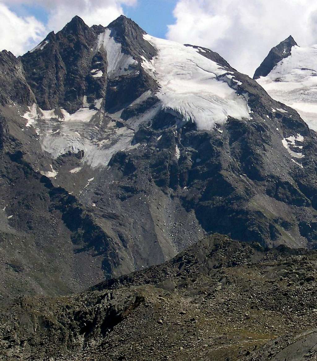 The twin summits of Punte Patrì <br>seen from the facing Lauson basin