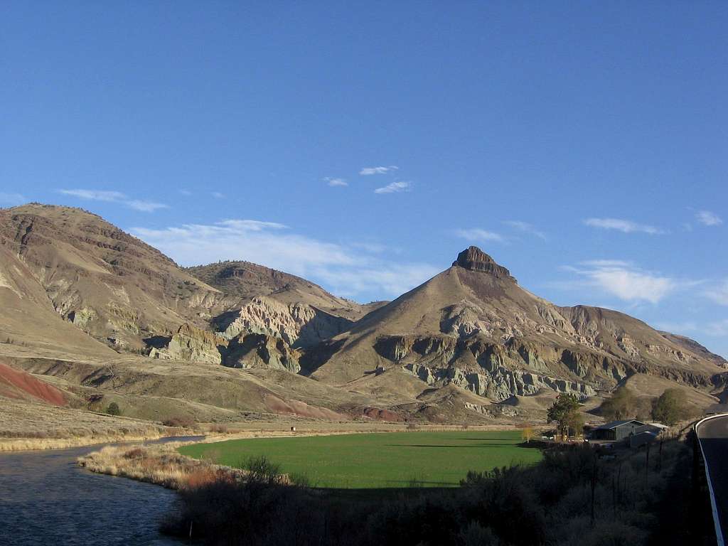 SHEEP ROCK AND THE JOHN DAY RIVER