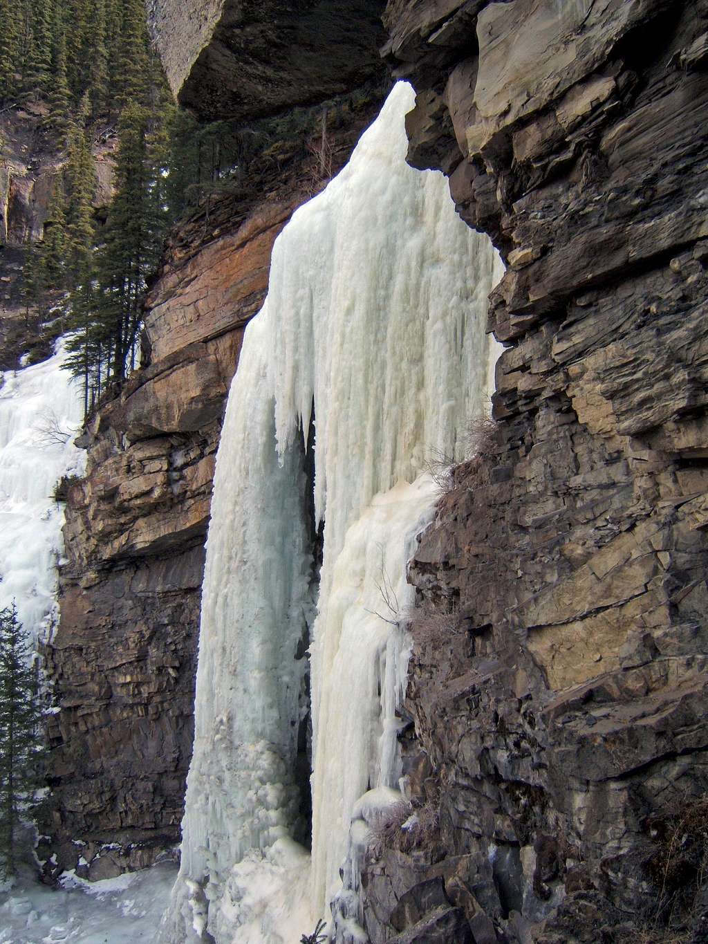 The Upper Pitches of Knuckle Gnasher - Grande Cache : Photos, Diagrams ...