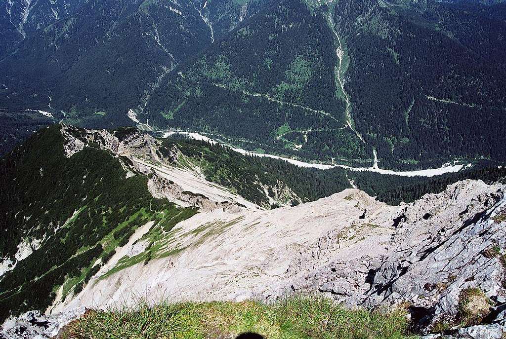 Descent trail (1300 meters deep)