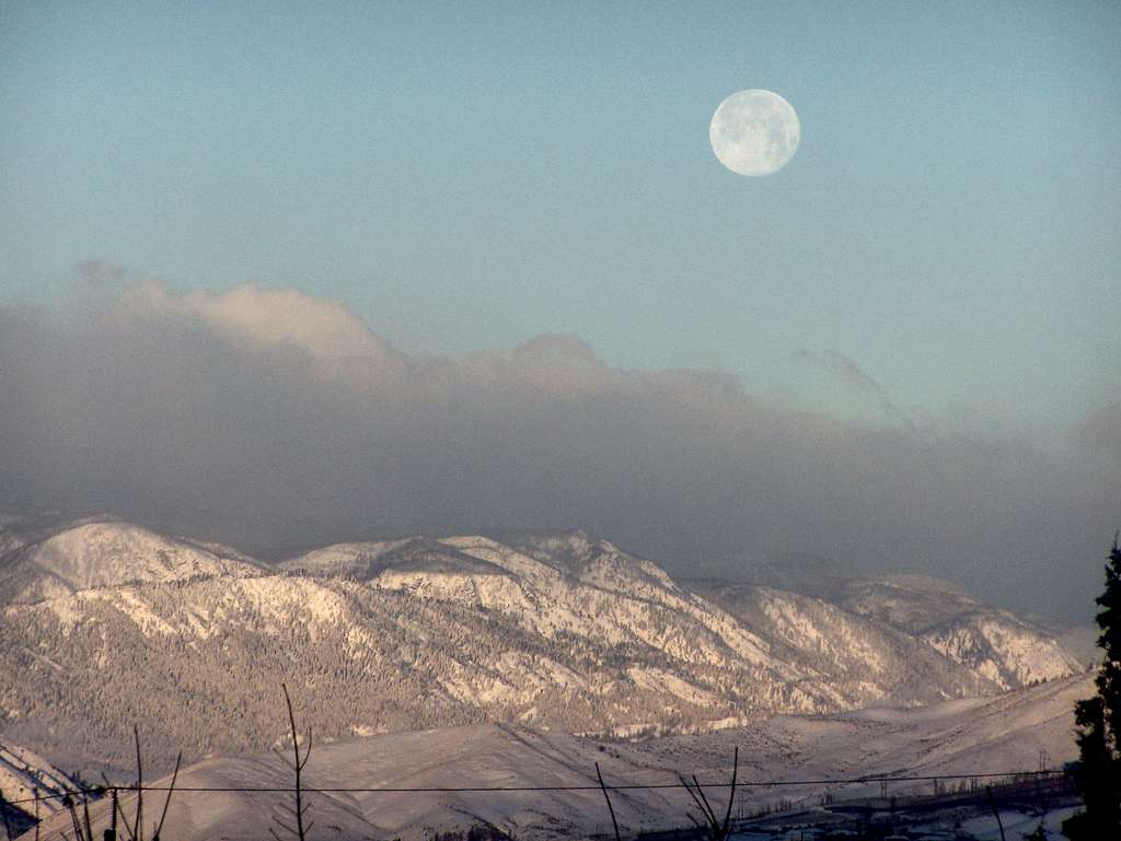 Moon setting Christmas Eve over Wenatchee