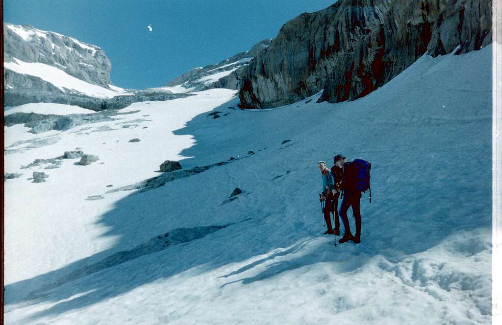 Approaching the col at Lago Helado