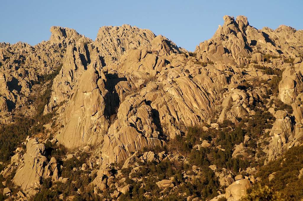 El Pájaro and neighbouring crags