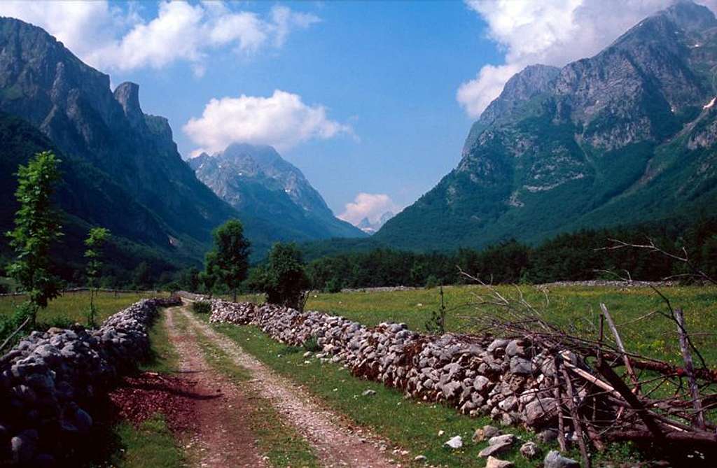 Ropojana valley