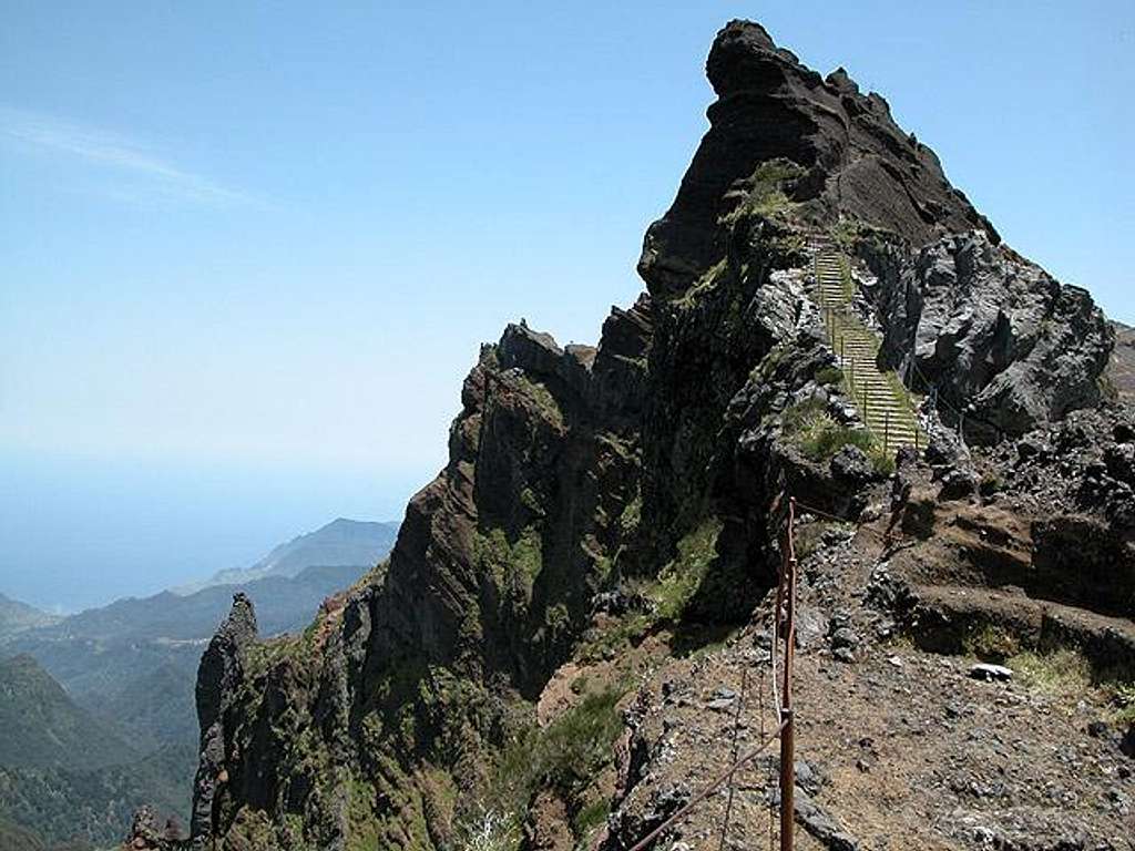 The ridge between Pico...