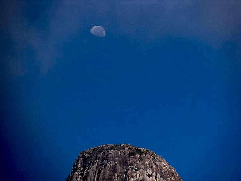 Pico Maior and the Moon