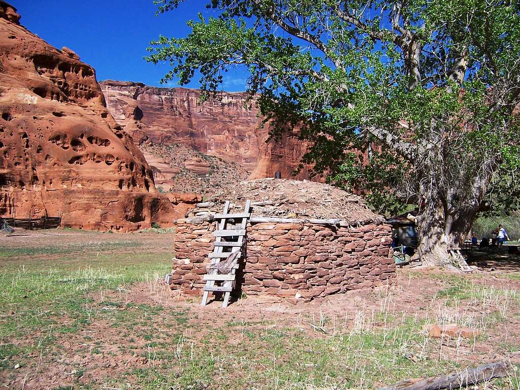 Traditional Dineh Hooghan, Canyon de Chelly