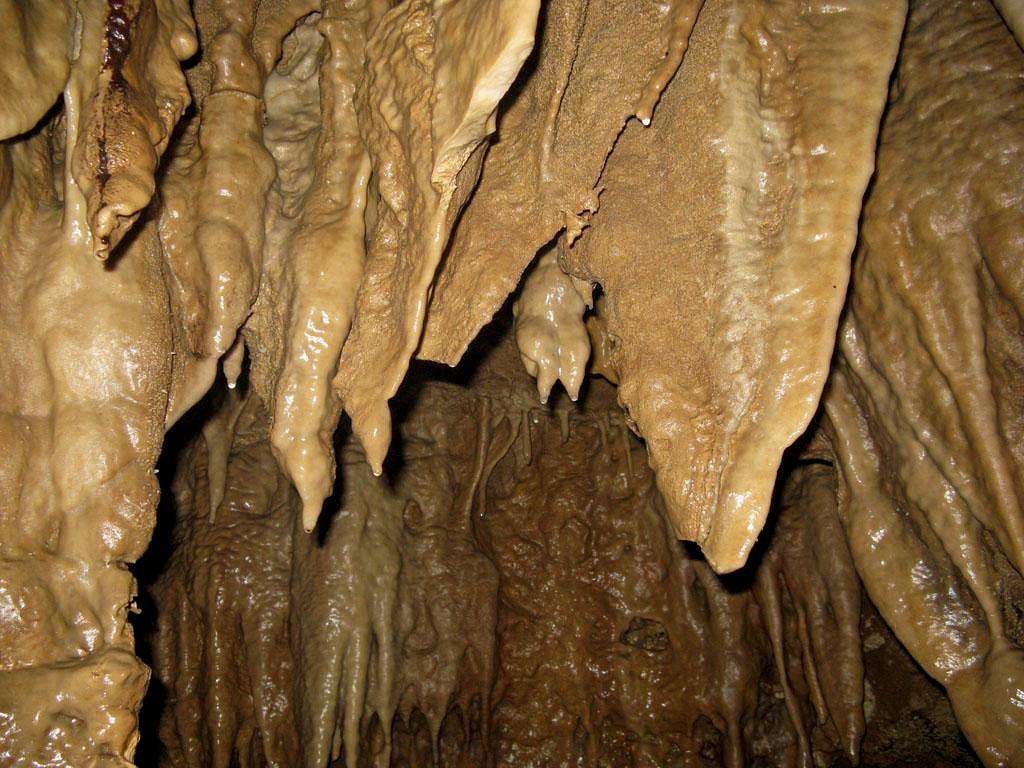 Beauties of Daniyal cave